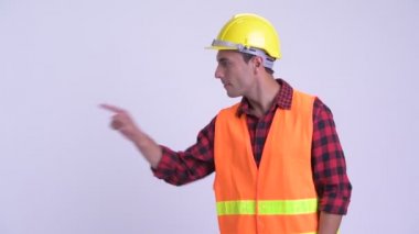 Genç mutlu Ispanyol adam inşaat işçisi bir şey dokunmadan ve iyi haber almak