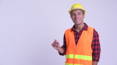 Genç mutlu Ispanyol adam inşaat işçisi bir şey dokunmadan