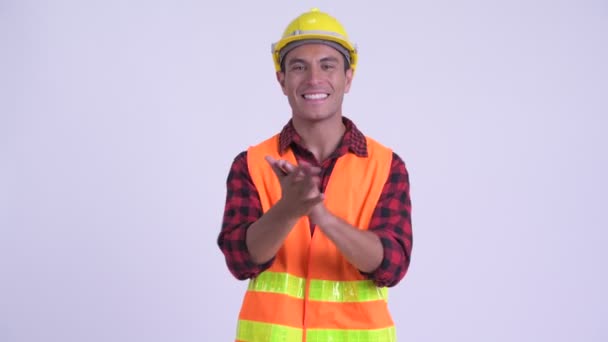 Jovem feliz hispânico homem construção trabalhador batendo palmas — Vídeo de Stock