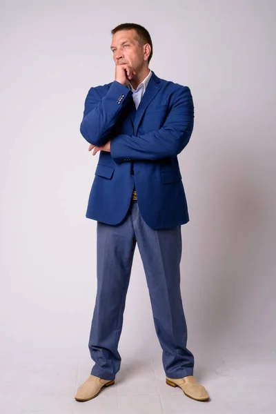 Full body shot di macho maturo uomo d'affari in giacca e cravatta pensando — Foto Stock