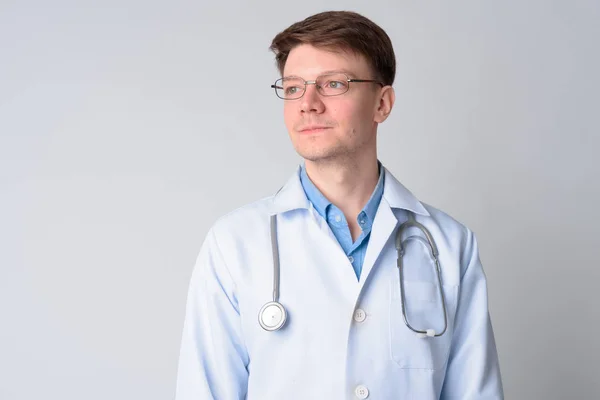 Retrato de un joven guapo doctor con anteojos pensando —  Fotos de Stock