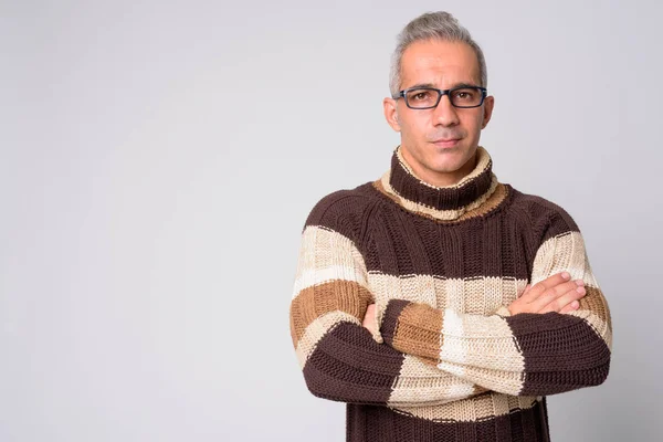 Ritratto di bell'uomo persiano che indossa occhiali con le braccia incrociate pronto per l'inverno — Foto Stock