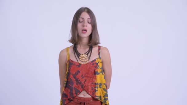 Jonge serieuze hipster vrouw praten — Stockvideo