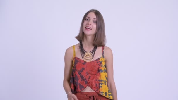 Gelukkige jonge mooie hipster vrouw uit te leggen iets — Stockvideo