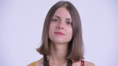 Gülümseyen ve gülüyor mutlu genç güzel hipster kadının yüzü