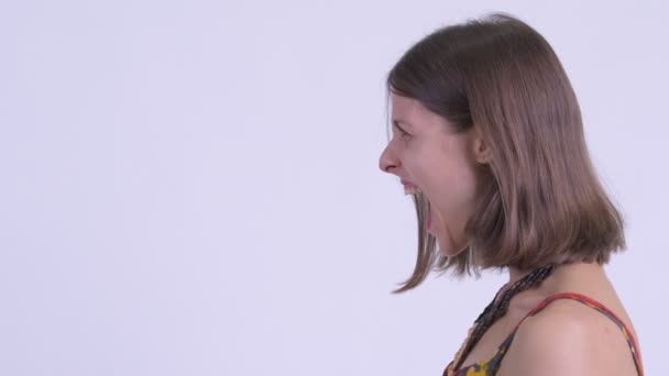 Closeup profil kilátás dühös fiatal csípő nő kiabálás és sikoltozik — Stock videók