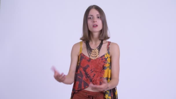 Jeune femme hipster sérieux donnant pouces vers le bas — Video