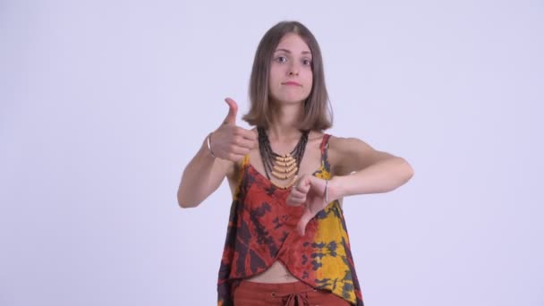 Verwarde jonge hipster vrouw kiezen tussen thumbs up en Thumbs Down — Stockvideo