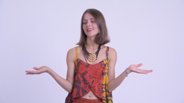 Jovem feliz bela mulher hipster comparando algo — Vídeo de Stock