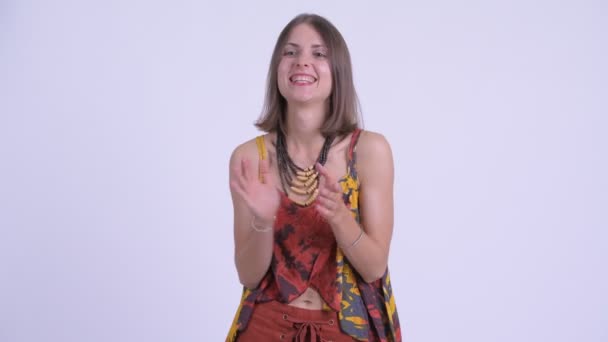 Ευτυχισμένο νεαρό όμορφο χίππη γυναίκα χέρια παλαμάκια — Αρχείο Βίντεο