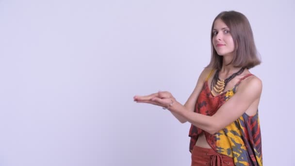 Boldog fiatal gyönyörű csípő nő harapós ujjak és a keresett meglepett — Stock videók