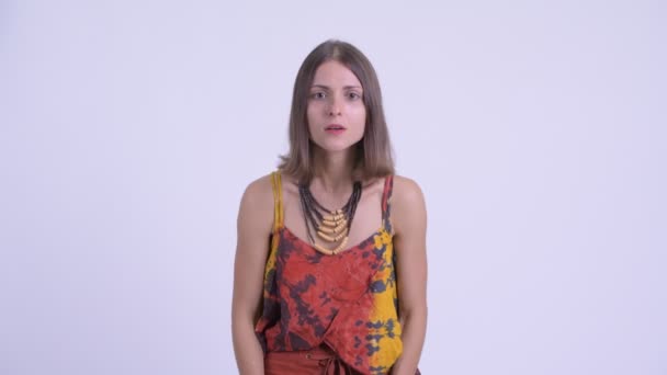 Glücklich junge schöne Hipster-Frau bekommt gute Nachrichten — Stockvideo