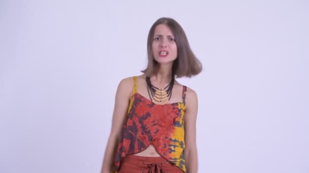 Unga arga hipster kvinna pratar och klagar — Stockvideo