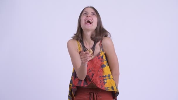 Mutlu genç güzel hipster kadın gülüyor ve kamera işaret — Stok video