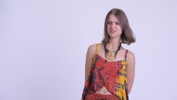 Stressé jeune femme hipster regardant dégoûté — Video