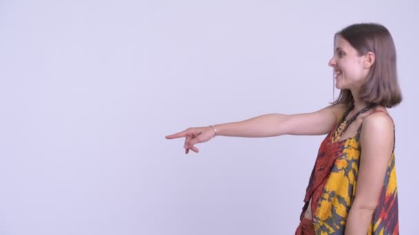 Profiel mening van gelukkige jonge mooie hipster vrouw die vinger wijst — Stockvideo