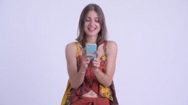 Telefon kullanarak mutlu genç güzel hipster kadın