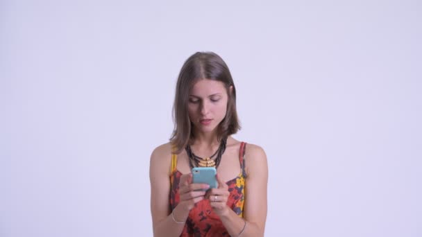 Telefon kullanarak ve şok görünümlü genç hipster kadın — Stok video