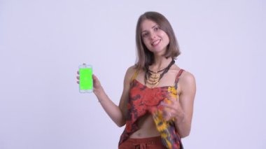 Mutlu genç güzel hipster kadın Talking ve gösteren telefon