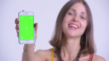 Telefon gösteren mutlu genç güzel hipster kadın yüzü