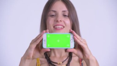 Telefon gösteren mutlu genç güzel hipster kadın yüzü