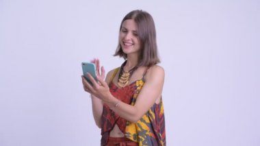 Telefon ile mutlu genç hipster kadın video arama
