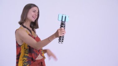 Mutlu genç hipster kadın telefon ile vlogging