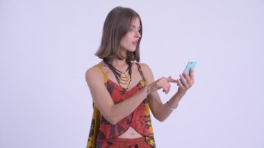 Mutlu genç hipster kadın kullanarak telefon ve alma iyi haber