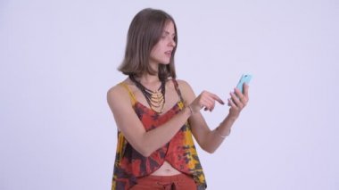 Telefon ve getting kötü haber kullanarak genç hipster kadın vurguladı