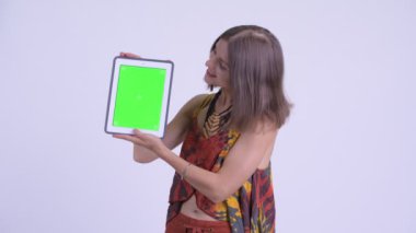 Dijital Tablet gösteren genç mutlu hipster kadın