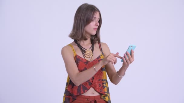 Jovem hipster mulher usando telefone e olhando chocado — Vídeo de Stock