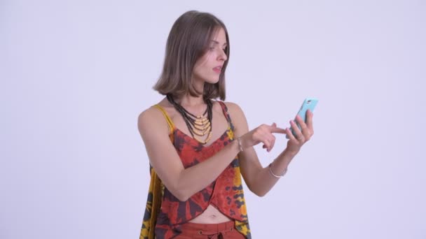 Счастливая молодая женщина-хипстер пользуется телефоном и получает хорошие новости — стоковое видео