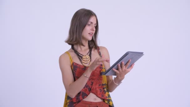 快乐的年轻美丽的嬉皮士妇女思考, 同时使用数字平板电脑 — 图库视频影像