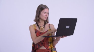 Laptop kullanırken genç mutlu hipster kadın düşünme
