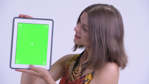 Arca fiatal boldog csípő nő mutatja a digitális tabletta — Stock videók