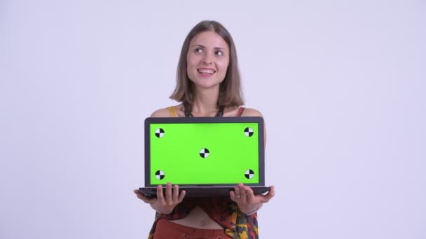 Ung lycklig hipster kvinna tänkande samtidigt som visar laptop — Stockvideo