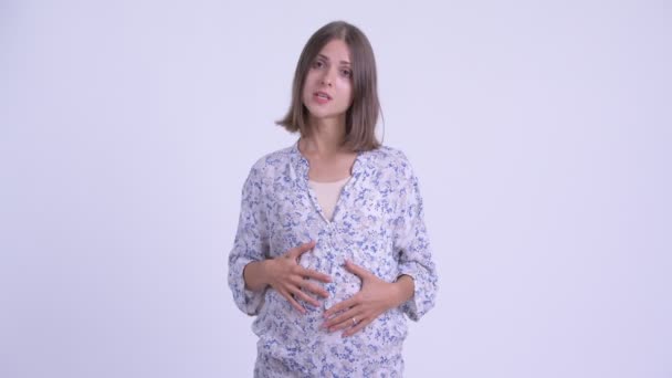 Junge schwangere Frau erklärt etwas — Stockvideo