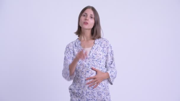 Jeune femme enceinte parler et expliquer quelque chose — Video