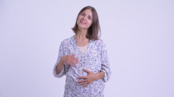 Счастливая молодая беременная женщина показывает большие пальцы вверх — стоковое видео
