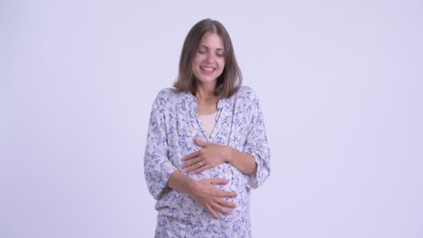Gelukkige jonge zwangere vrouw krijgt geschenkdoos — Stockvideo
