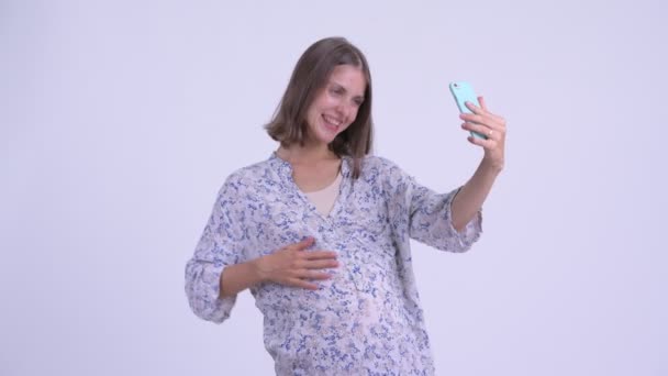 Felice giovane donna incinta video chiamata e mostrando il telefono — Video Stock