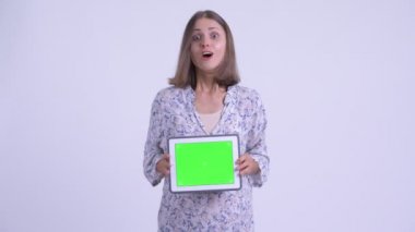 Mutlu genç hamile kadın dijital Tablet gösteren ve sürpriz bakıyor