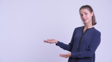 Mutlu genç güzel iş kadını konuşan ve bir şey gösteren