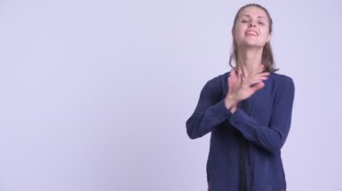 Mutlu genç güzel iş kadını bir şey dokunmadan ve silah geçişi