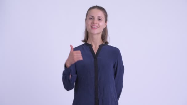 Gelukkige jonge mooie zakenvrouw geven thumbs up — Stockvideo