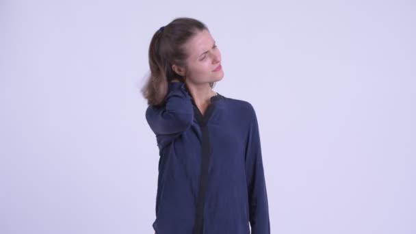 Стрессовая молодая деловая женщина с болью в шее — стоковое видео