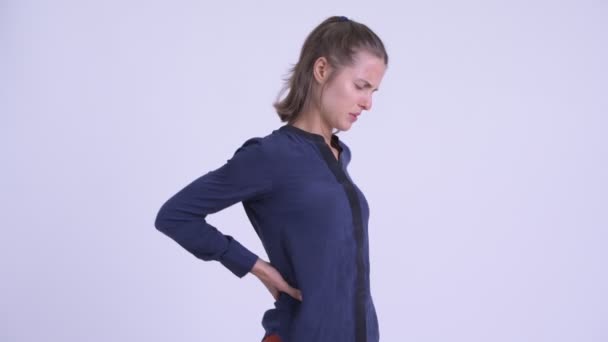 Стрессовая молодая деловая женщина с болью в спине — стоковое видео