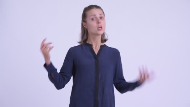 Boos jonge zakenvrouw praten en klagen — Stockvideo