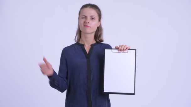 Giovane donna d'affari serio mostrando appunti e dando pollici verso il basso — Video Stock