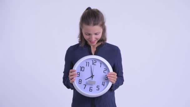 Mutlu genç güzel iş kadını Wall Clock tutan — Stok video